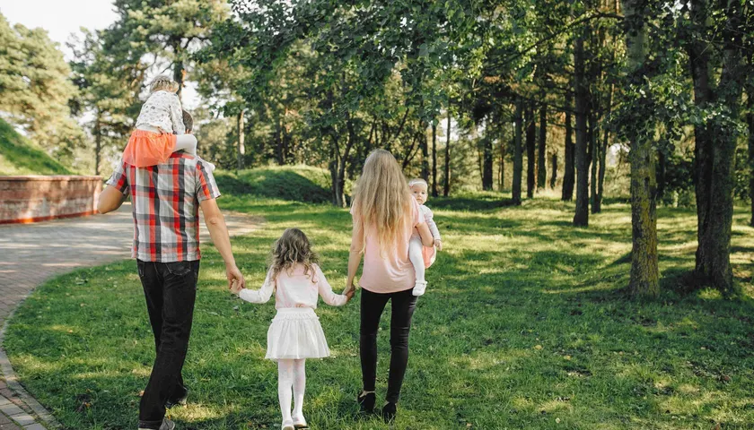 Symbolbild: Eine Familie beim Spaziergang im Park.