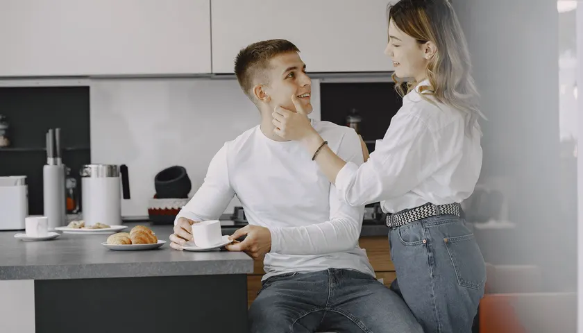 Symbolbild: Ein Paar mit Kaffee und Gebäck am Frühstückstisch.
